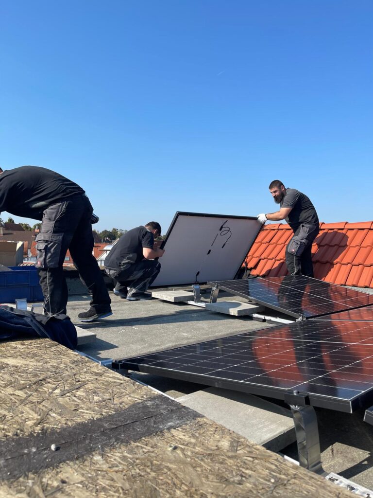 Elektro LU Team montiert Photovoltaikanlage auf Dach mit Solarmodulen für nachhaltige Stromerzeugung