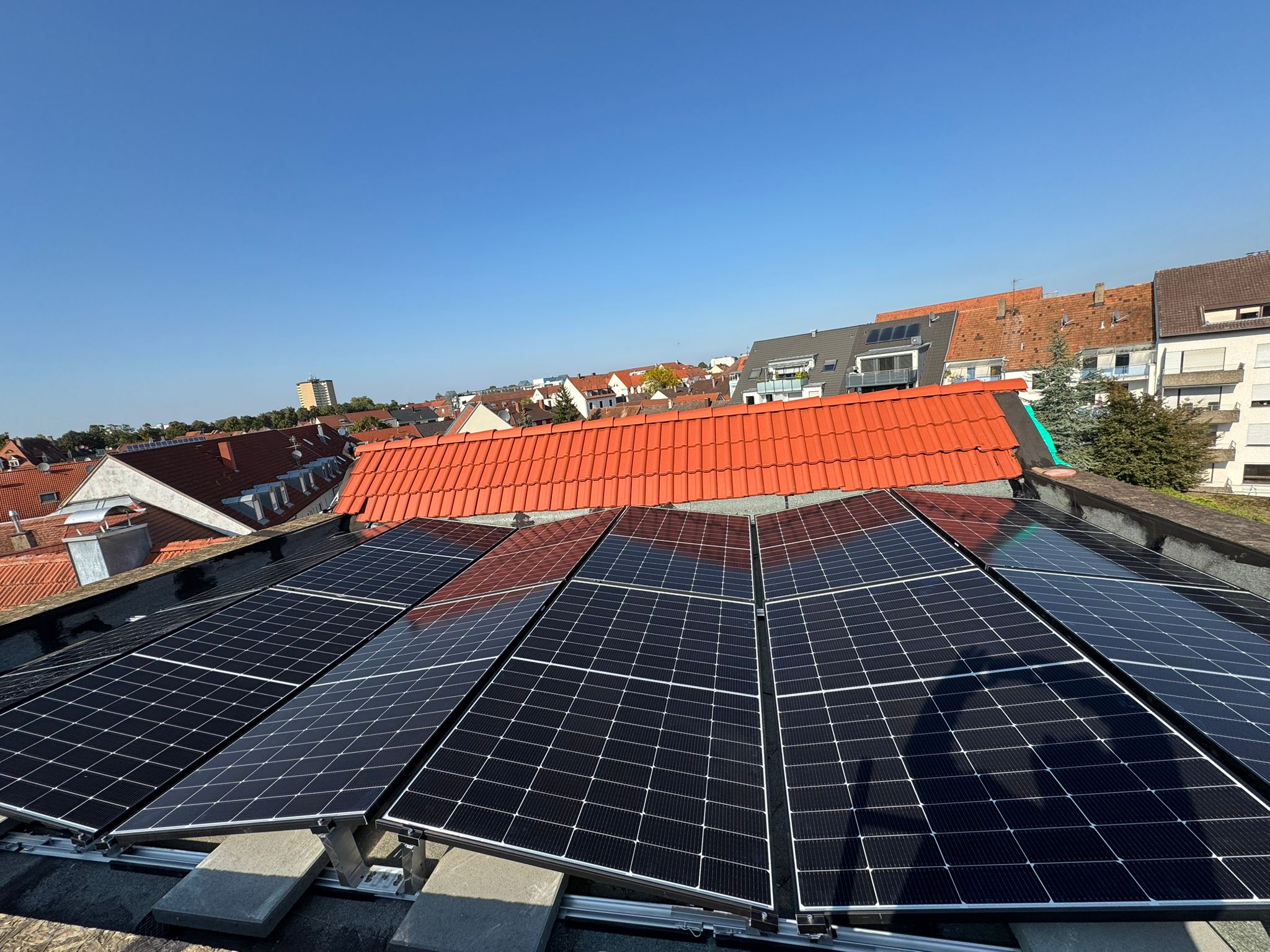 Photovoltaikanlage auf Flachdach mit Solarmodulen zur Eigenstromerzeugung durch Elektrofachbetrieb installiert