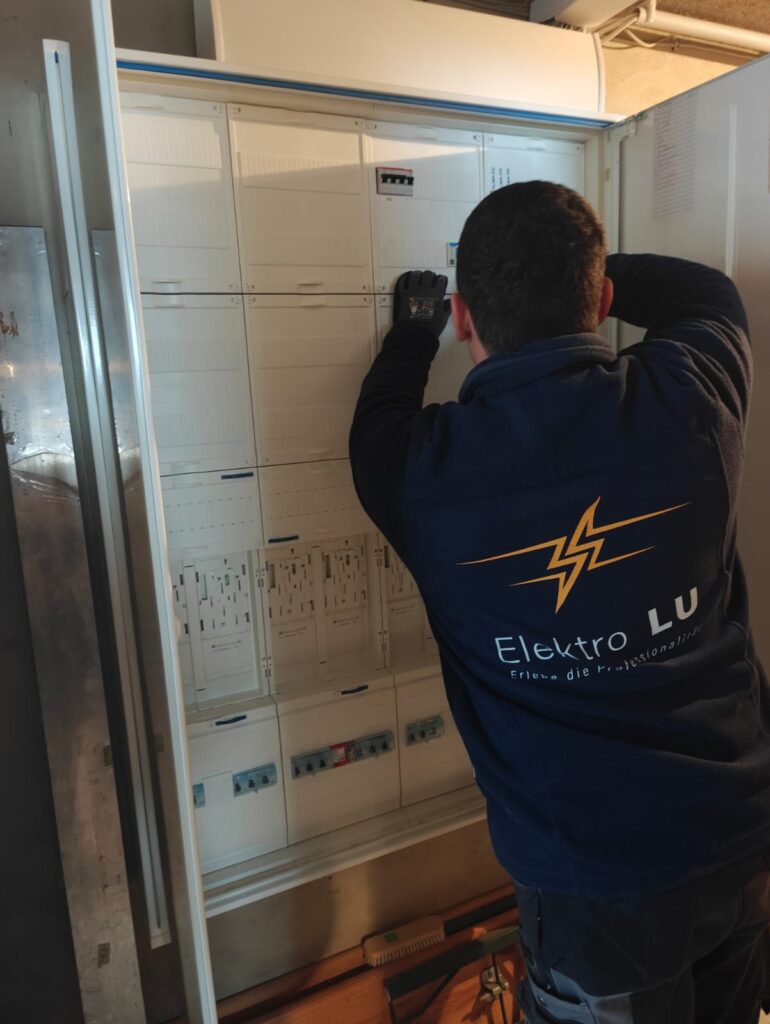 Mitarbeiter von Elektro LU erneuert einen Zählerschrank in Durmersheim und modernisiert die Elektroinstallation nach aktuellen Sicherheitsstandards