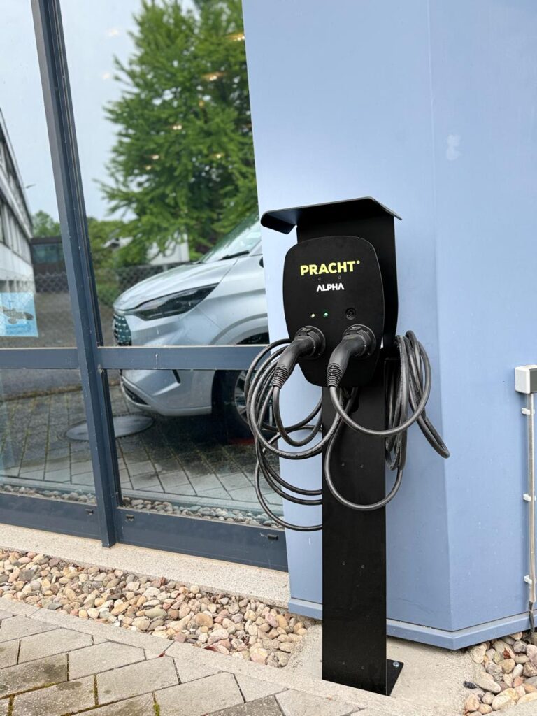 Wallbox Ladestation für Elektrofahrzeuge bei einem Gewerbeobjekt in Steinmauern installiert