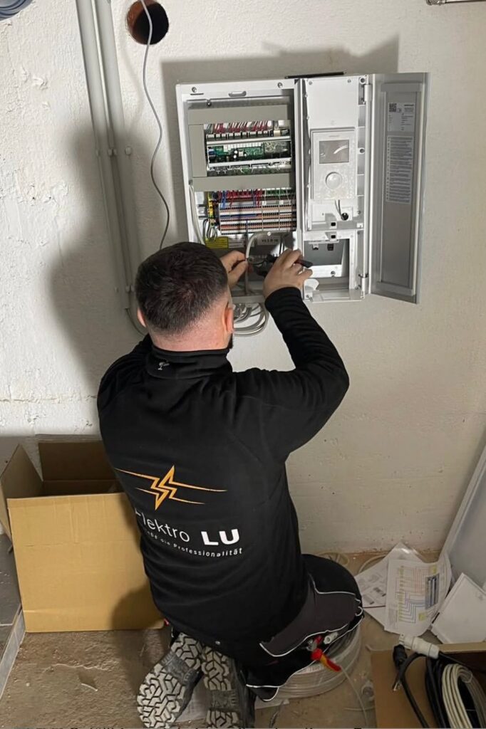 Elektriker installiert modernen Sicherungskasten in Malsch