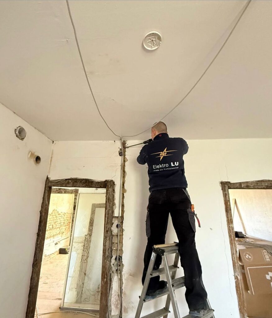 Elektriker bei der professionellen Elektroinstallation und Kabelverlegung in Rheinstetten