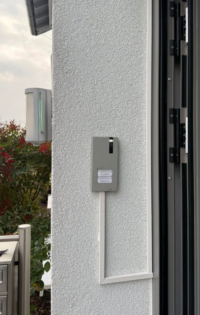 Moderne Video-Türsprechanlage mit Smart System an Hausfassade in Bietigheim installiert